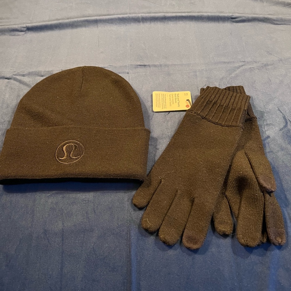 NEW: women’s lululemon athletica Black Beanie and Gloves Set